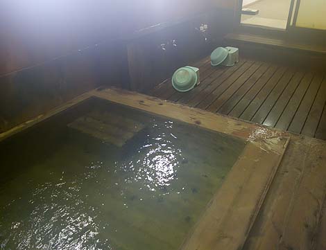 緑色をした鉄の香りプンプンの強烈酸性湯の源泉かけ流し「恵山温泉旅館」（北海道函館）