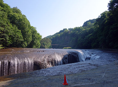 東洋のナイアガラと呼ばれる天然記念物に指定された滝「吹割の滝」（群馬沼田）