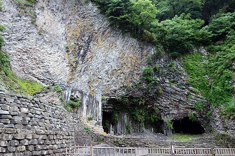 天然記念物にも指定されたマグマが造り出す不思議な岩石「玄武洞公園」（兵庫豊岡）