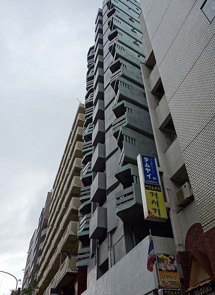 GUNKAN東新宿ビル[旧ニュースカイビル]（東京東新宿）軍艦マンション・珍建築
