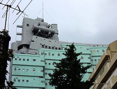 GUNKAN東新宿ビル[旧ニュースカイビル]（東京東新宿）軍艦マンション・珍建築