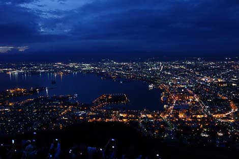 神戸の夜景とは全く違った雰囲気のゴージャス系夜景？「函館山からの夜景」（北海道）