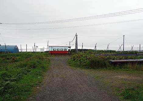 客車の形した無人駅として有名でしたが2016年3月に廃駅となりました「JR花咲駅」（北海道根室）