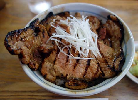 十勝豚丼 いっぴん 帯広本店（北海道）炭火の風味を活かしたぶ厚い豚肉！