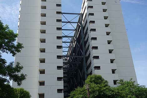 昭和の斬新なデザインが現在もそのまま残る巨大団地「河原町団地」（神奈川川崎）珍建築