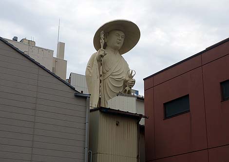 市街地のど真ん中でにょっきりそびえ立つ「巨大な弘法大師像 弘願寺」（新潟市）