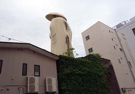 市街地のど真ん中でにょっきりそびえ立つ「巨大な弘法大師像 弘願寺」（新潟市）