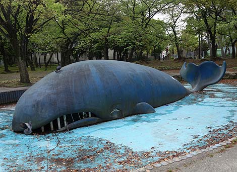 干からびて砂浜に打ち上げられたかのような・・・戦前作！道徳公園のクジラ像（名古屋市南区）