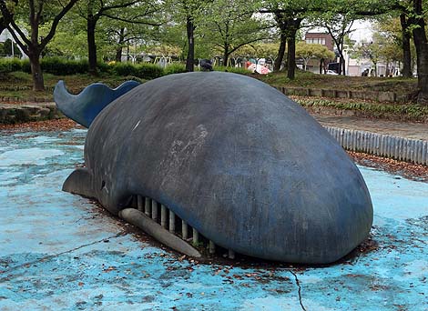 干からびて砂浜に打ち上げられたかのような・・・戦前作！道徳公園のクジラ像（名古屋市南区）