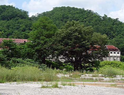 1960年建築の立坑とホッパーが残されている廃鉱跡「旧奔別炭鉱」（北海道三笠市）