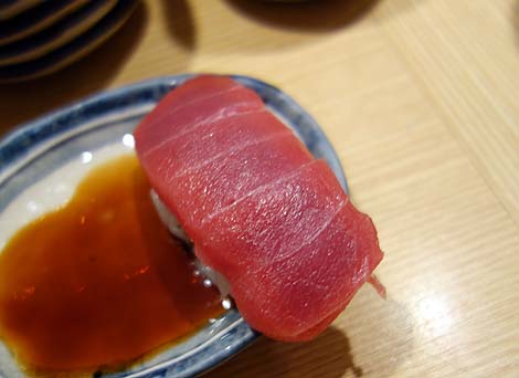 まぐろ人 御徒町出張所（東京上野）店名どおり本マグロの赤身は抜群の旨さの立ち食い寿司