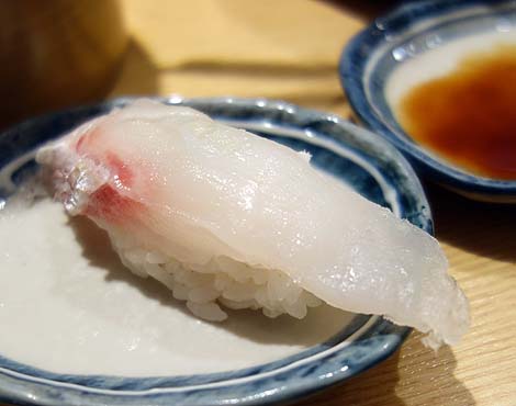 まぐろ人 御徒町出張所（東京上野）店名どおり本マグロの赤身は抜群の旨さの立ち食い寿司