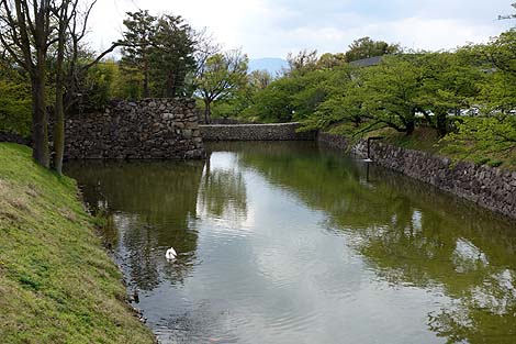 松本城と旧開智学校（長野県松本市）