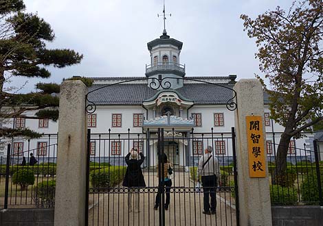 松本城と旧開智学校（長野県松本市）