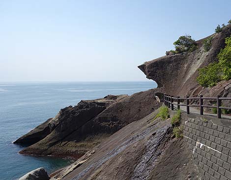 スリル満点の崖歩き！自然の驚異♪ 三重県熊野灘の奇勝「鬼ヶ城」