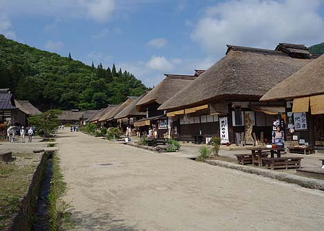 福島県の観光スポットの中でも1位2位を争うほどの人気スポット「国重要伝統的建造物群保存地区 大内宿」（福島会津）