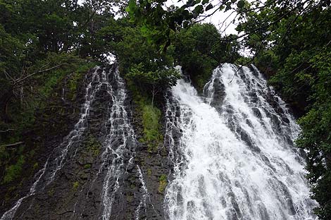 水しぶきが飛んでくる迫力のある滝「オシンコシンの滝」（北海道斜里）