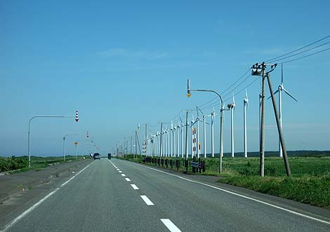 圧巻！！3.1kmにわたり一列に28基もの巨大風車が並ぶ「オトンルイ風力発電所」（北海道天塩郡幌延町）