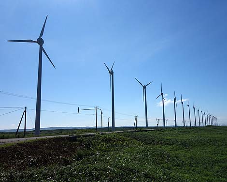 圧巻！！3.1kmにわたり一列に28基もの巨大風車が並ぶ「オトンルイ風力発電所」（北海道天塩郡幌延町）