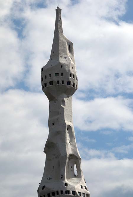 まるで粘土細工で作ったかのような・・・高さ180mと圧倒的に通天閣よりも高い「PLの塔[大平和祈念塔]」（大阪富田林）