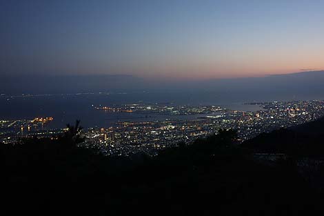 神戸六甲山の夜景「天覧台」（兵庫六甲山ケーブル山上駅展望台）