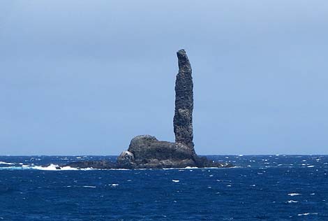 灯台と見間違うのでは？高さ46mの奇岩「ローソク岩」（北海道余市）