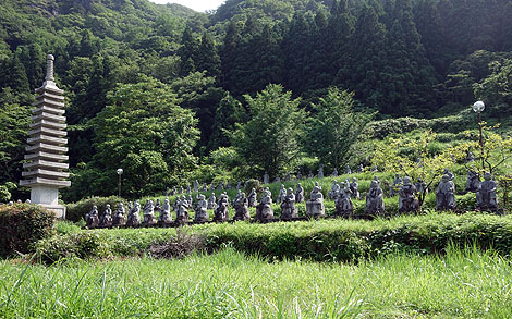 富山の山中に何百体も石像がなんで陳列？？「おおさわの石仏の森＆ふれあい石像の里」（富山市）