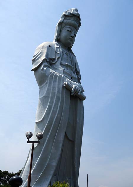 高崎市のシンボル！高さ41.8mで昭和11年当時は東洋一の像であった「高崎白衣大観音」（群馬高崎）