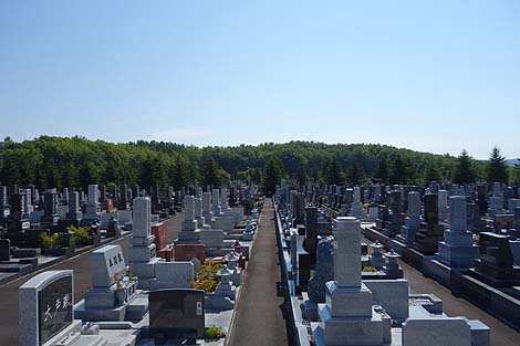何十体ものモアイが並ぶとんでもない広大な墓地！「真駒内滝野霊園」（北海道札幌）
