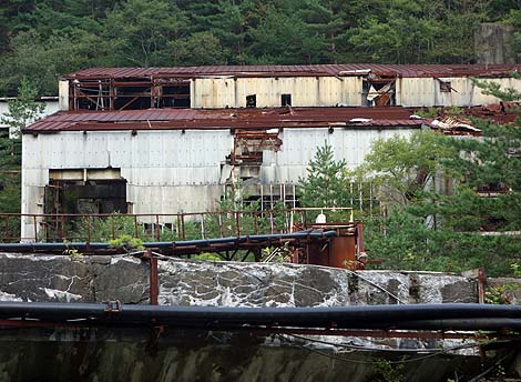 硫化鉱を採掘していた選鉱所や従業員住宅の遺構は現在でも廃墟で残されてます「田老鉱山跡」（岩手宮古）