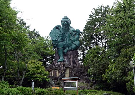 高さ12m日本一の天狗像がいる宗教施設「古井[こび]の天狗山」（岐阜美濃加茂）