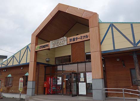 常盤軒（北海道JR音威子府駅）蕎麦も汁も真っ黒の非常に人気の高い駅そば