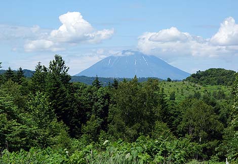 2000年の噴火惨状がそのまま残っております「洞爺湖有珠山ジオパーク 西山火口散策路」（北海道）