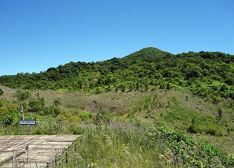 2000年の噴火惨状がそのまま残っております「洞爺湖有珠山ジオパーク 西山火口散策路」（北海道）