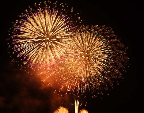 毎年8月第1日曜に開催！約2500発の花火が最北端都市を彩る「稚内みなと南極まつり大花火大会」（北海道）