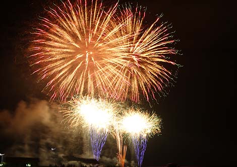 毎年8月第1日曜に開催！約2500発の花火が最北端都市を彩る「稚内みなと南極まつり大花火大会」（北海道）