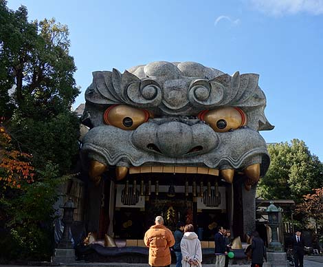 巨大な獅子頭に圧倒・・・難波八坂神社（大阪ミナミ）B級珍スポット