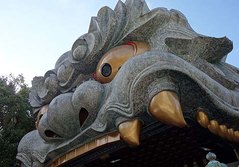 巨大な獅子頭に圧倒・・・難波八坂神社（大阪ミナミ）B級珍スポット